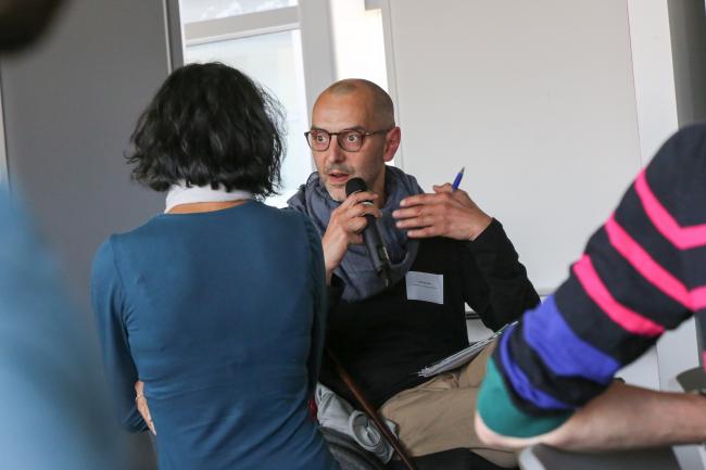 Photo d'une personne qui donne une conférence