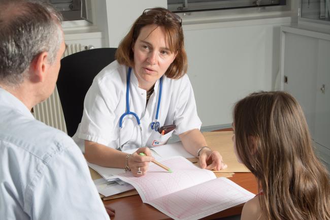 Photo d'un médecin qui explique un résultat à ses patients