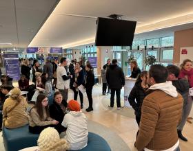 hall du campus avec beaucoup de visiteurs